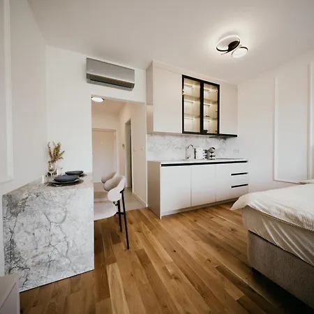 Lago Apartment *